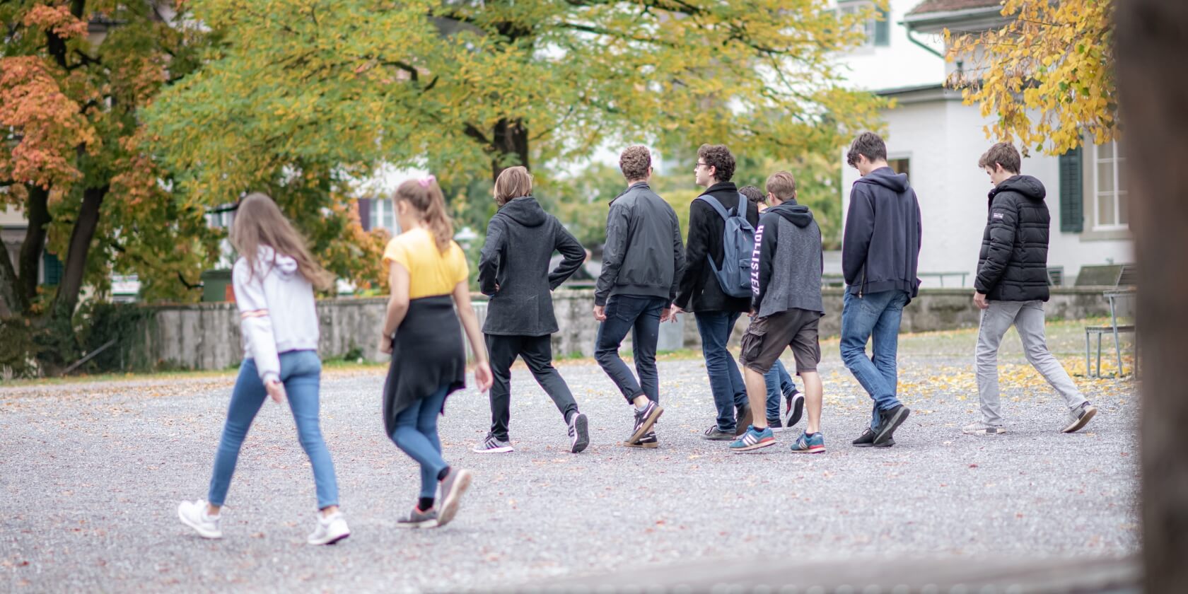 Schüler laufen auf dem Schulhof